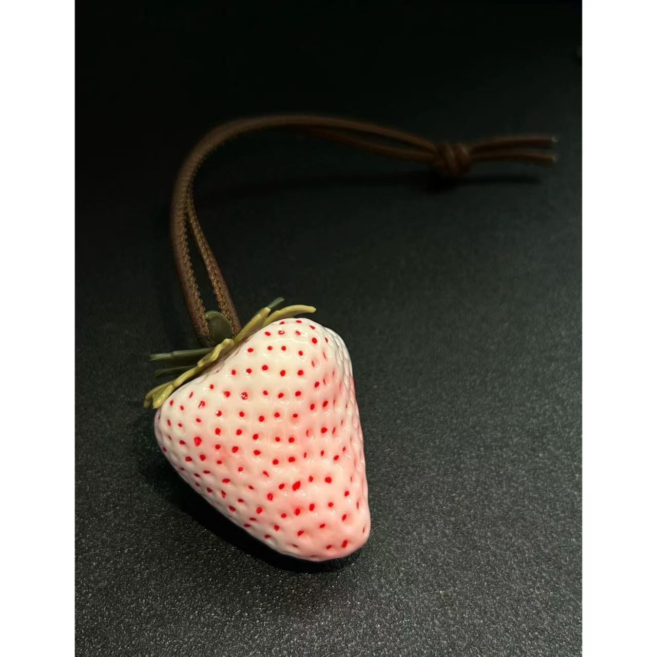 

Смоляной кулон с клубникой: Милый 3D брелок в виде фрукта и украшение для сумки.