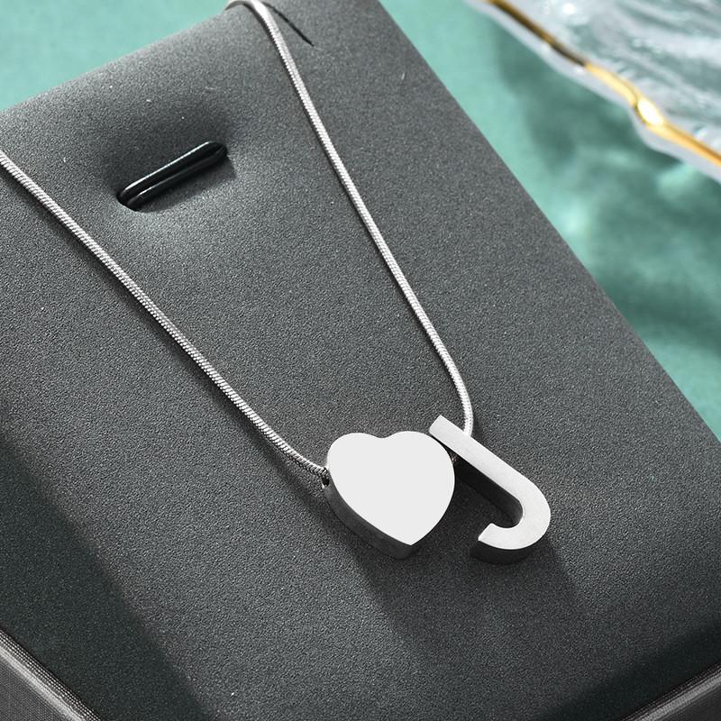 Elegante Colar com Pingente de Coração com Alfabeto Personalizado em Aço Inoxidável para Mulheres