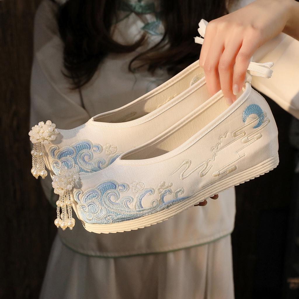 Elegant Embroidered Flower Shoes Hanfu Style Women's High-Rise Shoes Cotton Lined Slip-On Traditional Chinese Costume Footwear