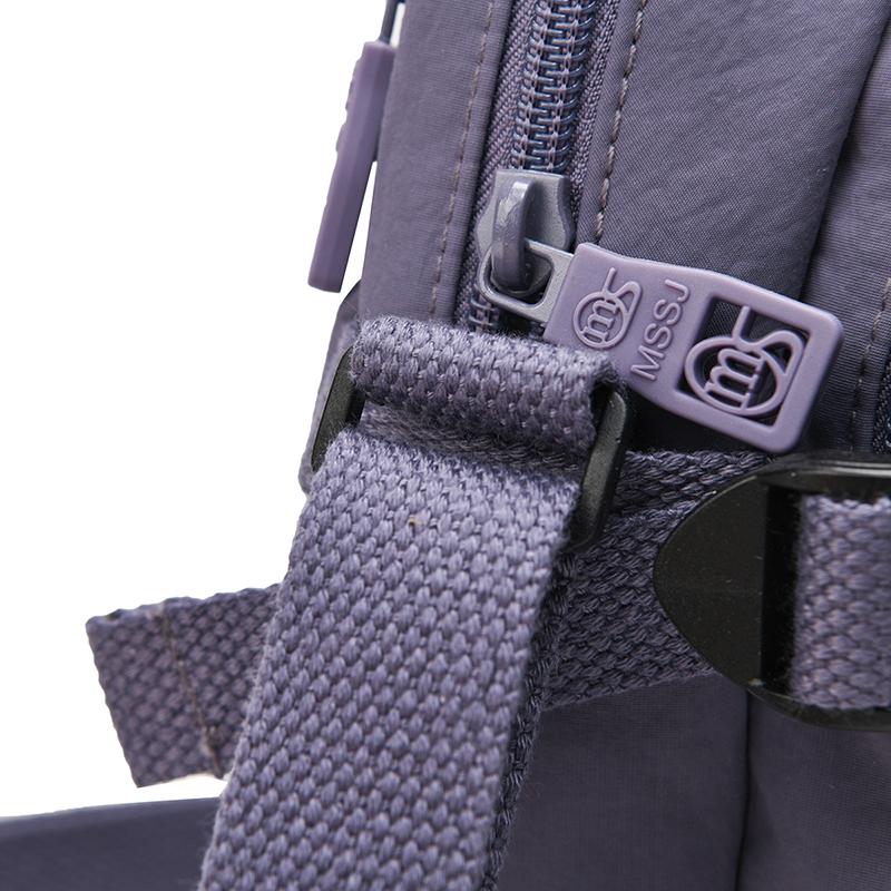 Mini-Kompaktrucksack mit Reißverschlusstasche vorne und Seitengurten