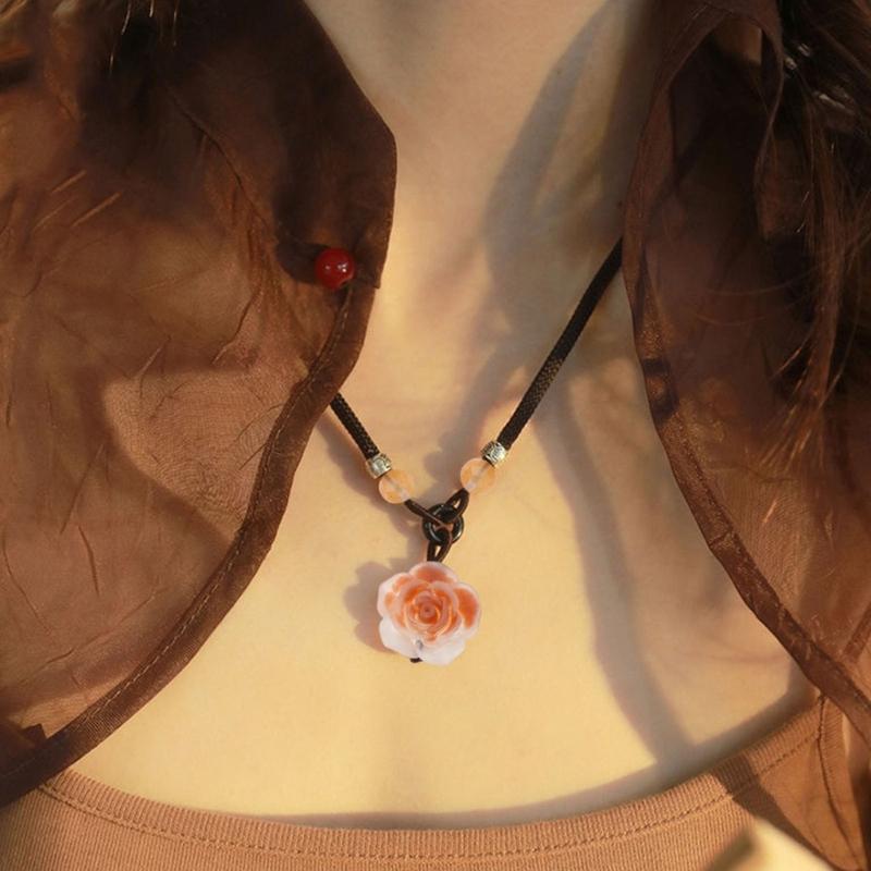 Kwiatowy naszyjnik na obojczyk z wisiorkiem kamelii Stylowy pleciony sznurkowy naszyjnik z kamelią Biżuteria dla kobiet Dziewczyny