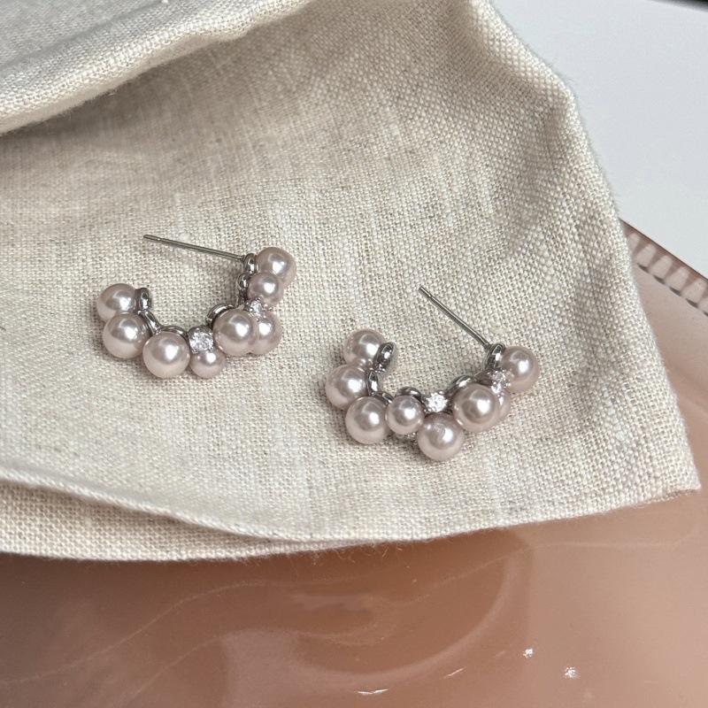 French C-Shaped Pearl Stud Earrings: Elegant Slimming Style for Round Faces, Trendy and Versatile.