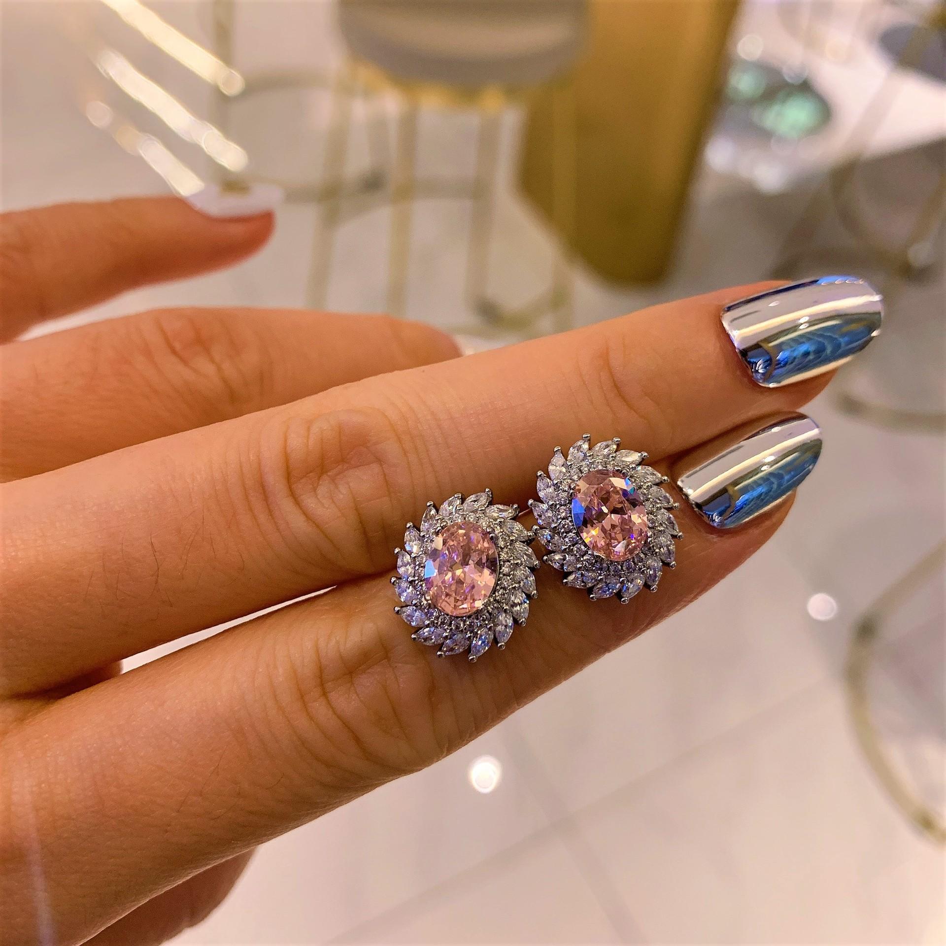 

Стильная простая подвеска в серьгах-гвоздиках из розового циркония, новое кольцо с розовым бриллиантом