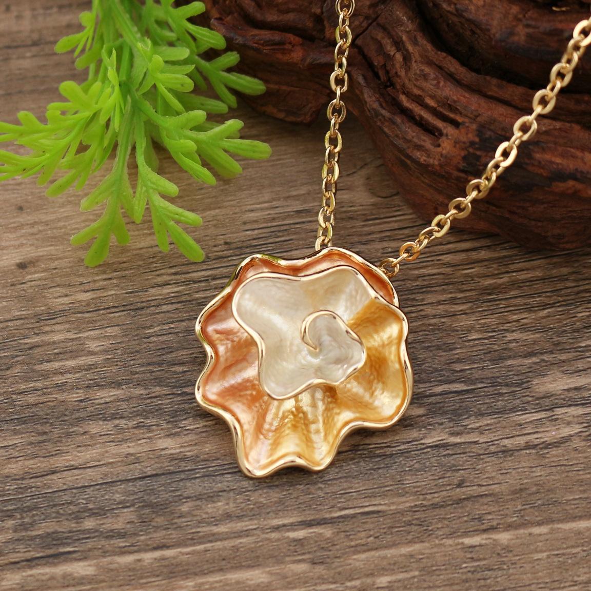 

Enamel double-layer flower pendant, fashionable and high-end women s versatile rose alloy necklace