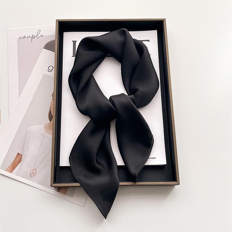 Melkehvit lite firkantet skjerf silkeskjerf 70x70cm