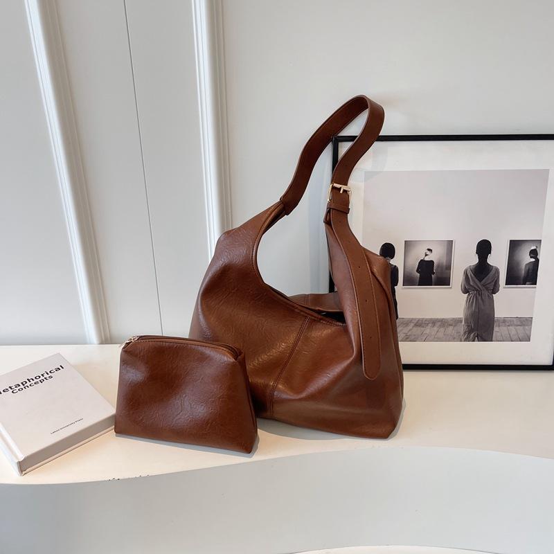 Large-capacity bags women's autumn versatile 2025 new fashion shoulder bag texture popular retro bucket bags this year