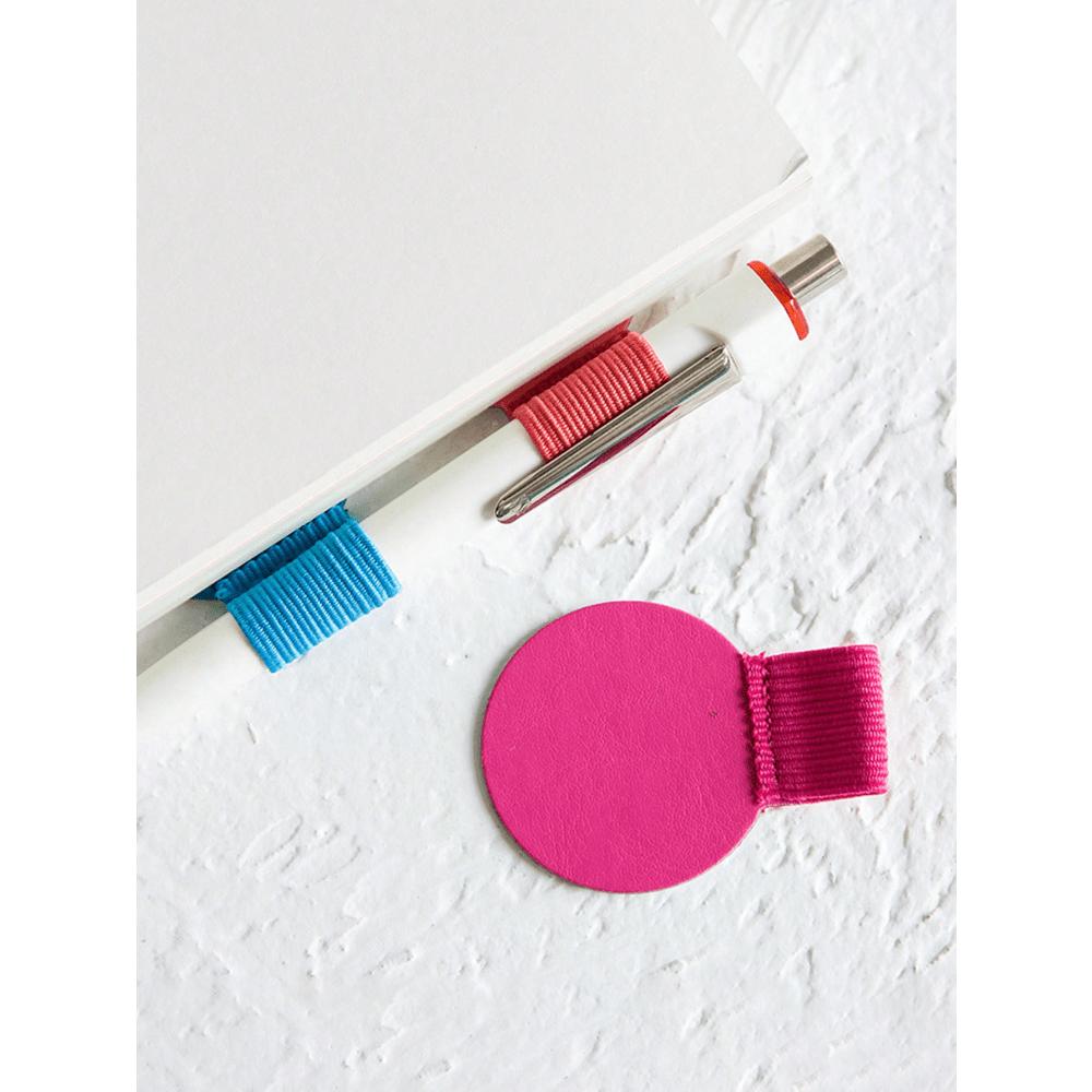 

1 шт. Самоклеящийся круглый держатель для ручек, Накладной портативный зажим для ручек, Подходит для дома, офиса, школы, аксессуар для блокнота, Снова в школу, Школьные принадлежности розы красного