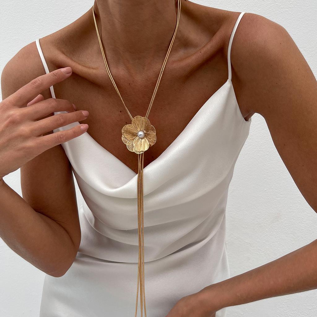 Accessories ins ginkgo biloba long tassel necklace, simple and fashionable hollow flower neck chain necklace for women