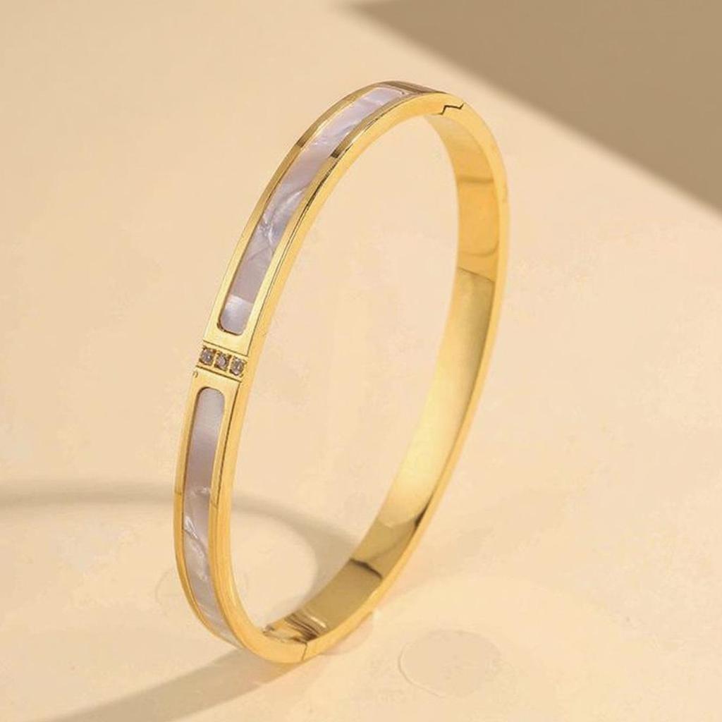 Rose Gold Titanium Steel Bracelet for Women - Non-fading, Stainless, with Three Diamonds, Simple & Fashionable Design.