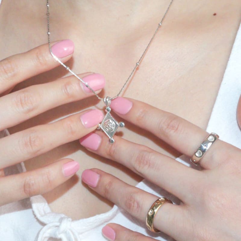 LOASI lovely rose. rose frame necklalce