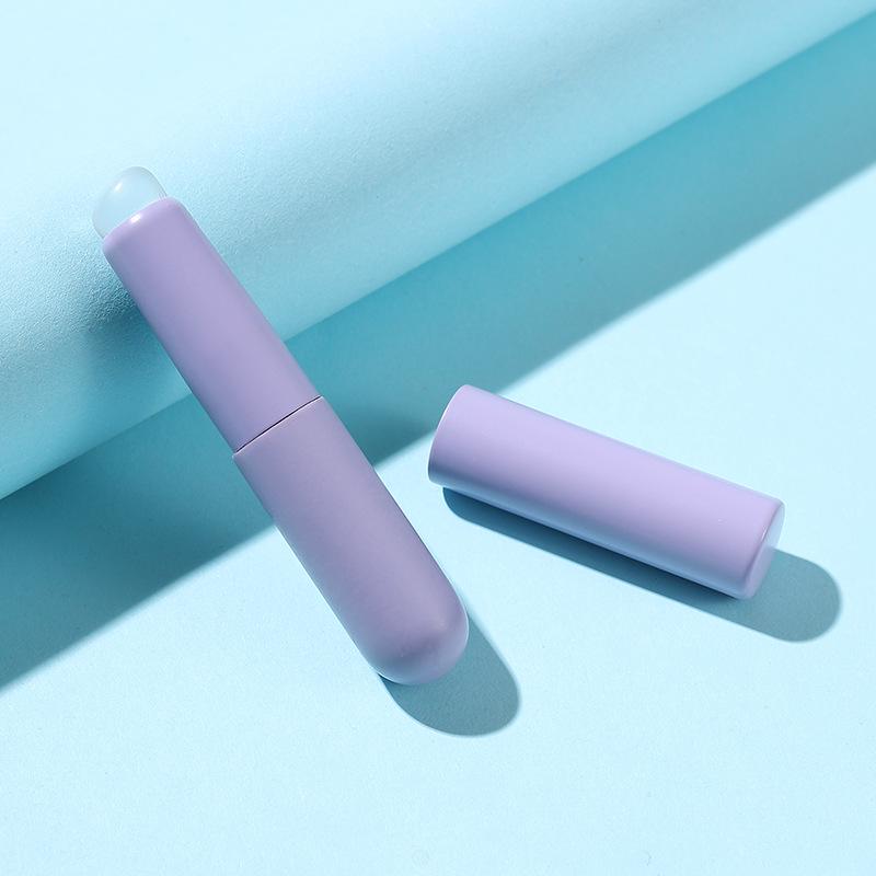 Silicone Lip Brush with Cover - Portable Round Head Brush for Lipstick and Concealer Blending.