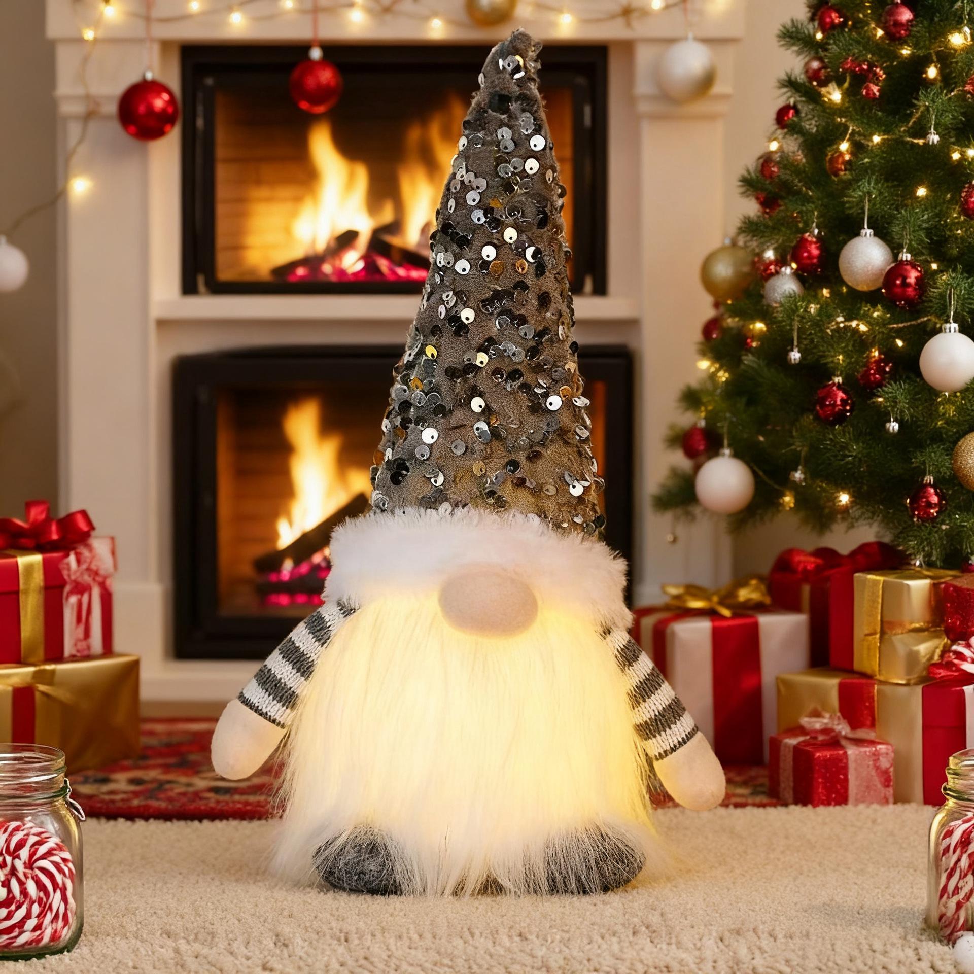 

Рождественская шляпа с оборками и пайетками с подсветкой и елочные украшения в виде лесных кукол