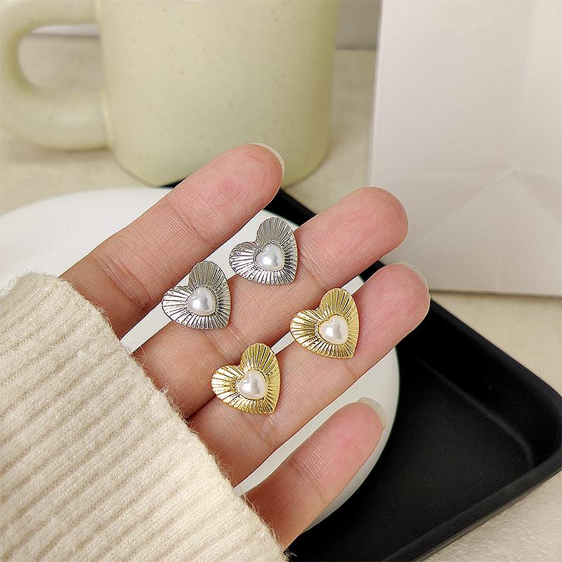 High-End French Minimalist Pearl Heart Stud Earrings