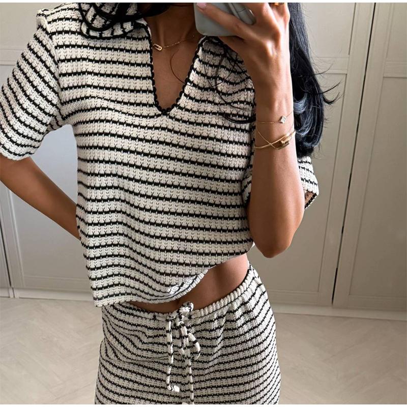 Damski teksturowany dzianinowy zestaw topu i spodni z dekoltem w serek, codzienny, wszechstronny styl, lato nowy damski zestaw ubrań z krótkim rękawem i spodniami w paski, luźny