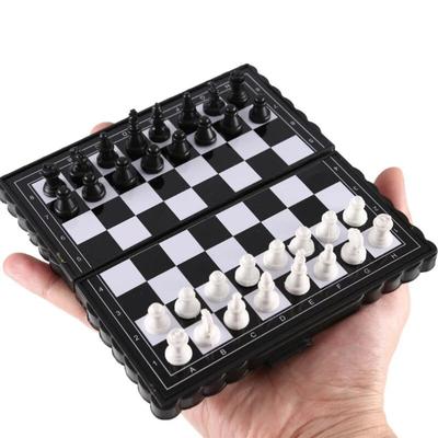 Mini set di scacchi magnetici Scacchiera magnetica pieghevole in plastica Gioco da tavolo Giocattolo portatile per bambini Esterno portatile