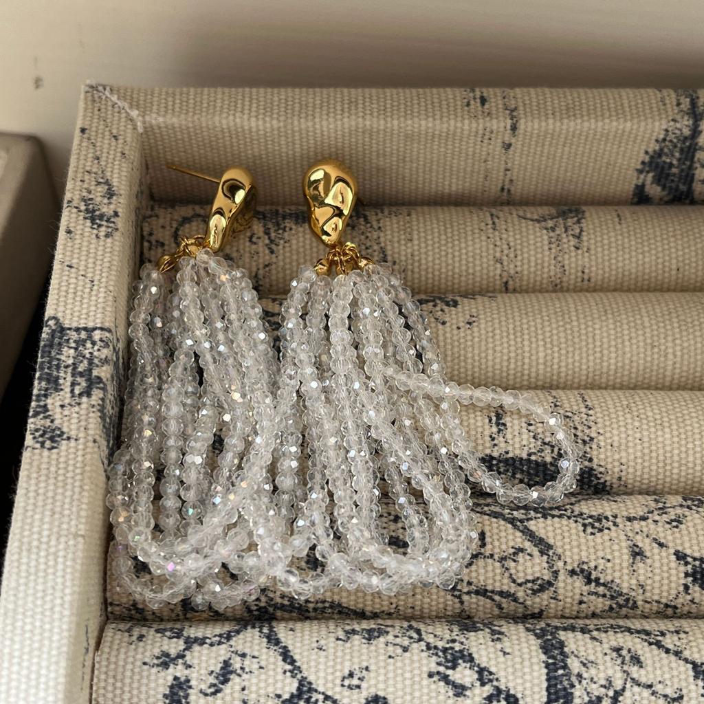 Temperament White Acrylic Exquisite Fringed Earrings Fashionable Versatile Women'S French Design Light Luxury High-End Stud Earrings