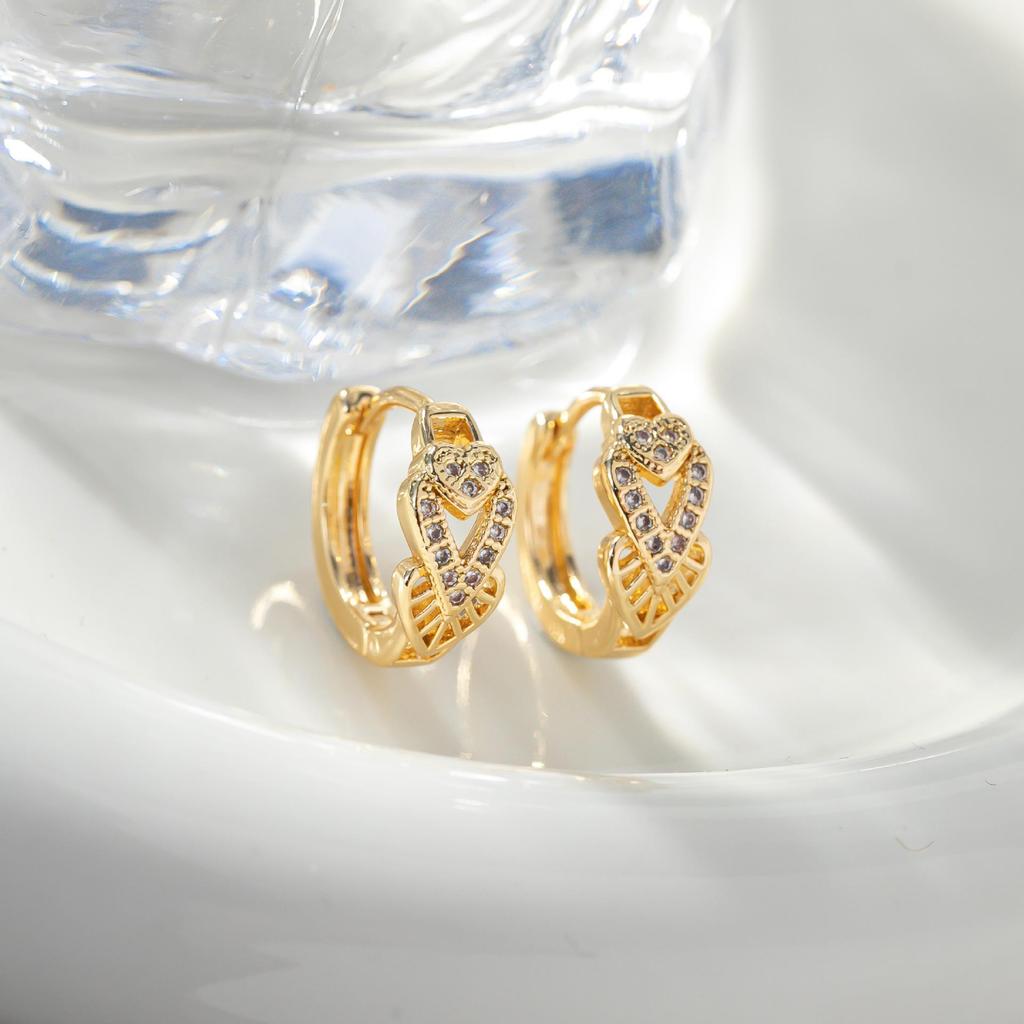 Gold Heart-Shaped Earrings: High-End, European & American Niche Design, Fashionable Metal Clips for Women.