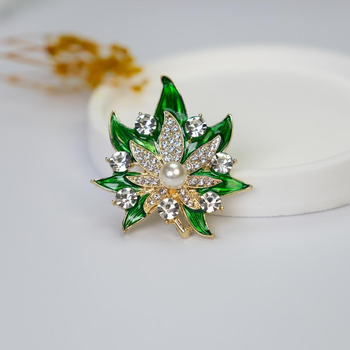 Elegant Green Maple Leaf Brooch: Simple Sweater Corsage & Plant Flower Pin