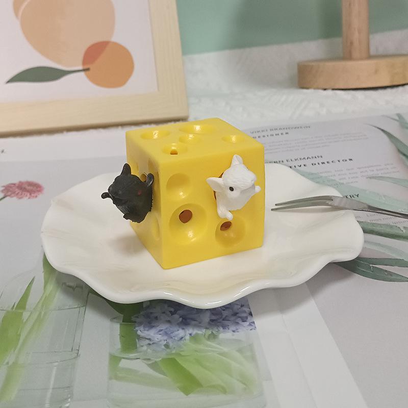 

Adorable Cheese Mouse Squeeze Toy: Stress-Relief for Kids
