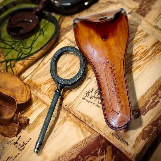 Handlupe aus Messing, 10-fache Vergrößerung, 5,08 cm Linse, maritimes Design, inklusive Lederetui, ideal zum Lesen von Karten und Münzen.