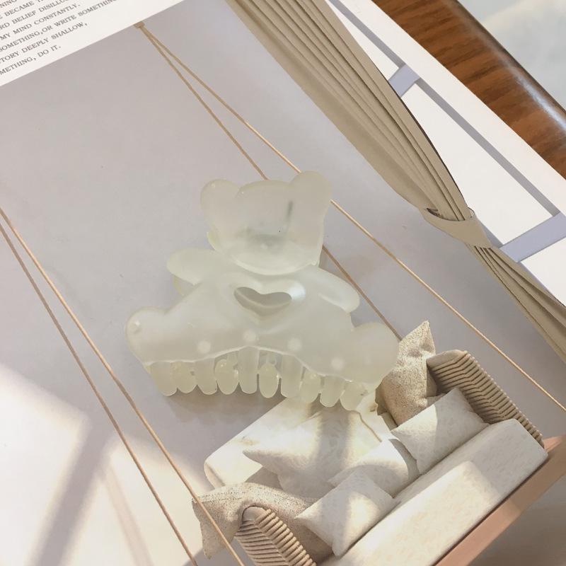 Beautifully Plastic Crafted Hair Claw Clips With Elegant Shapes And Vibrant Colors For Every Hairstyle Needs