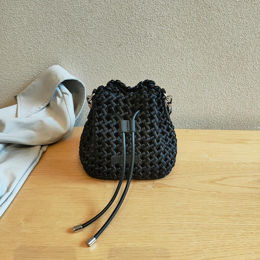 

Cross Border Новая тканая сумка-ведро Французская модная сумка через плечо Персонализированная трендовая сумка-ведро для женщин 17x12x17cm чёрный