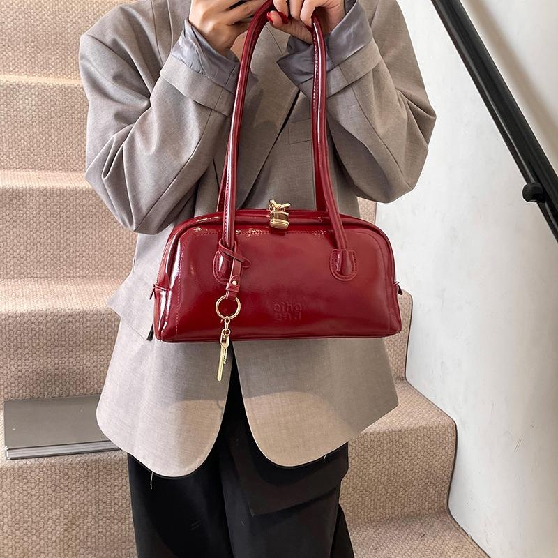 Simple retro bag women's new fashion niche shoulder armpit bag high-end commuter baguette bag