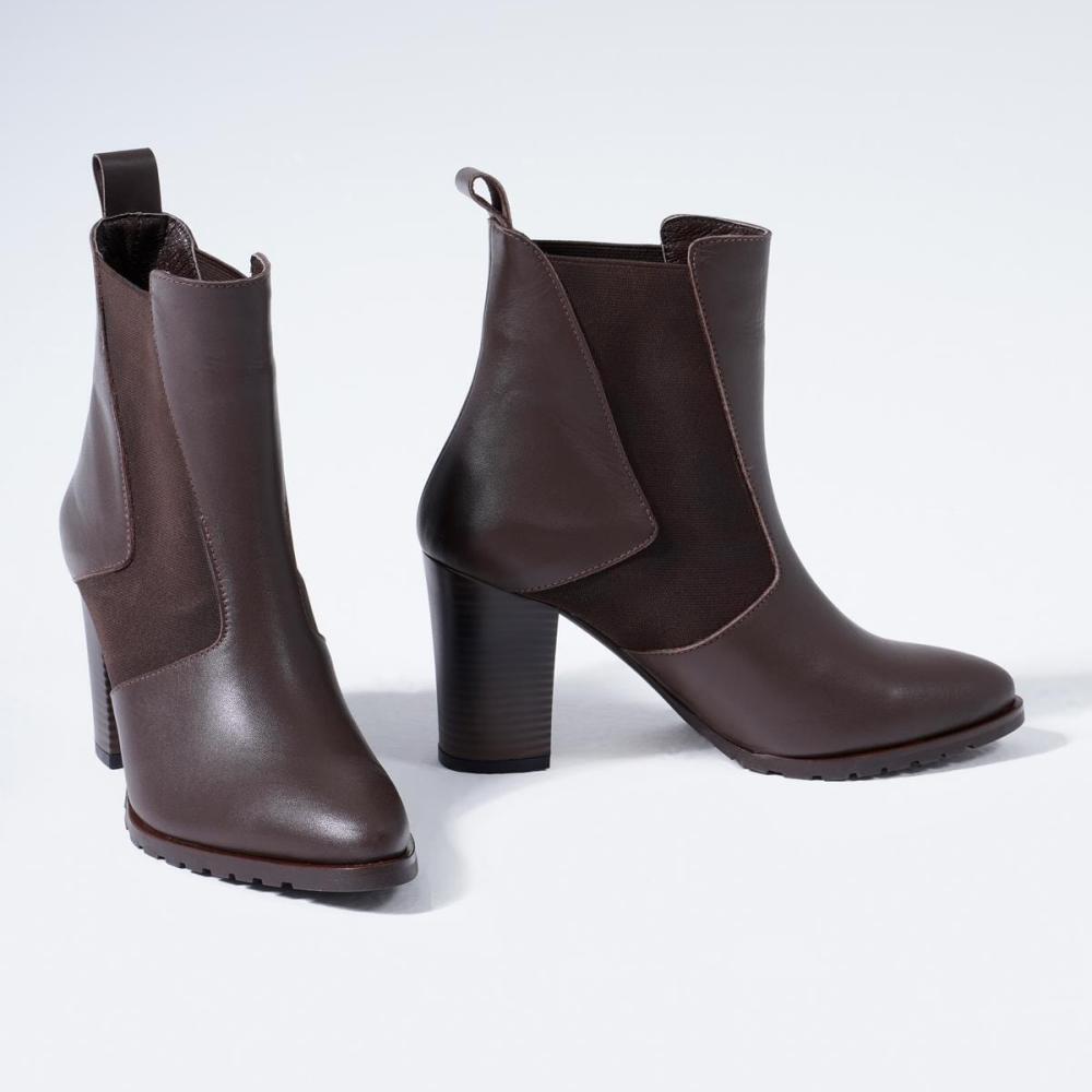 

Женские кожаные сапоги на толстом эластичном каблуке