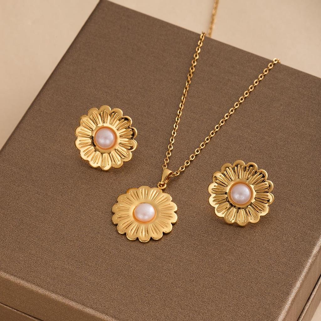 Geometric Star Earring & Necklace Set: French Retro Light Luxury Style