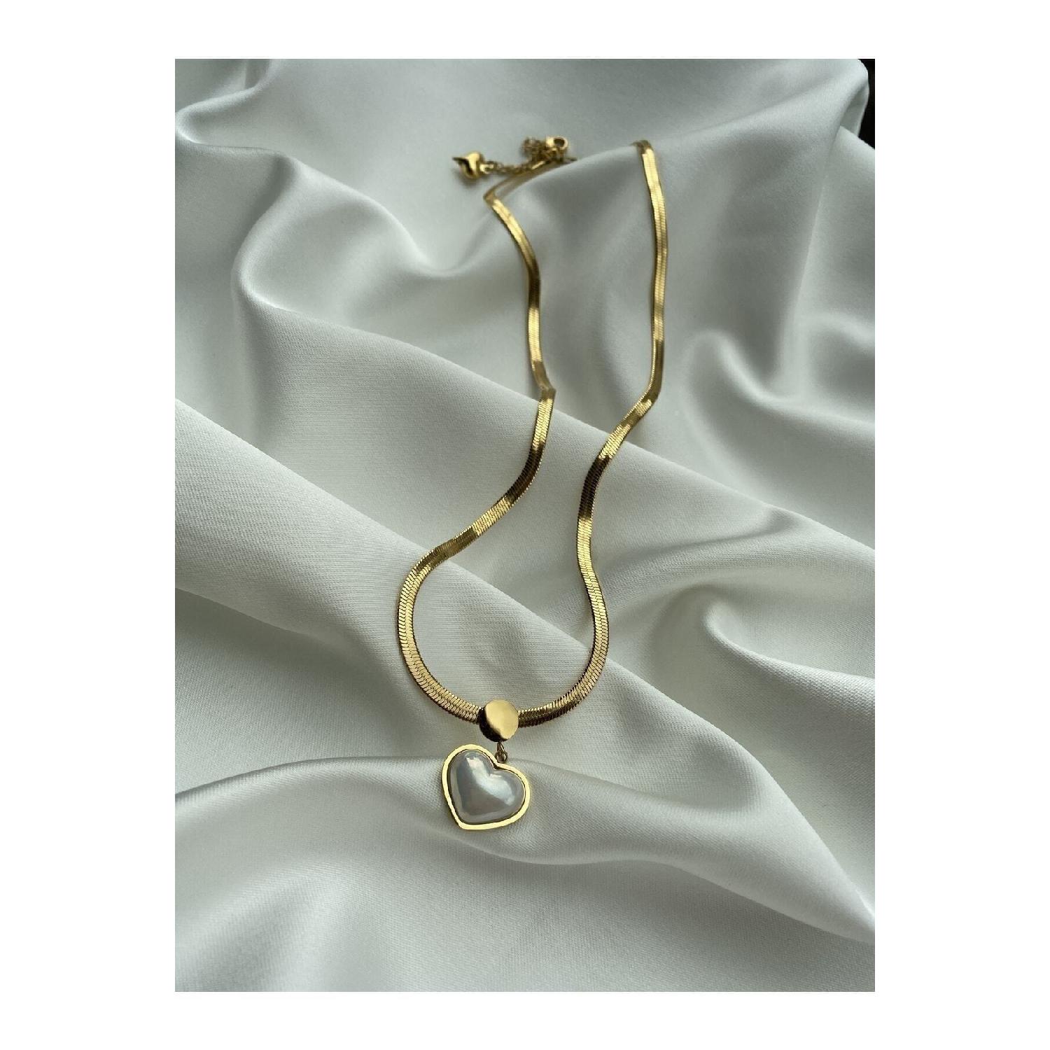 

Белое колье с изогнутым сердцем и стальной итальянской цепочкой, золото 45 cm