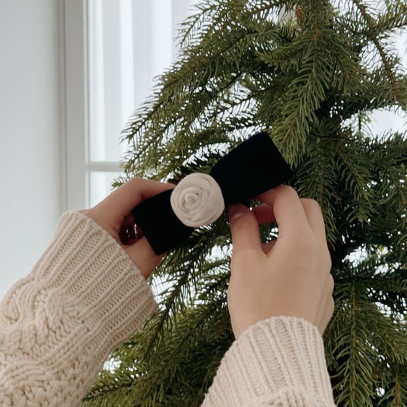 Oar Rose Velvet Ribbon Scrunchie [Black]