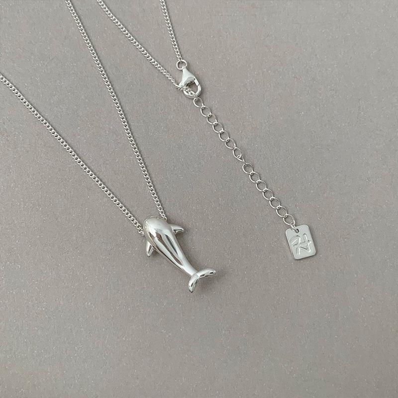 Cartoon Dolphin Pendant Necklace for Women - Small, Lightweight, Fashionable, Niche Design, High-End Clavicle Chain.