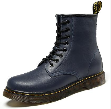 Couple a pair of short boots