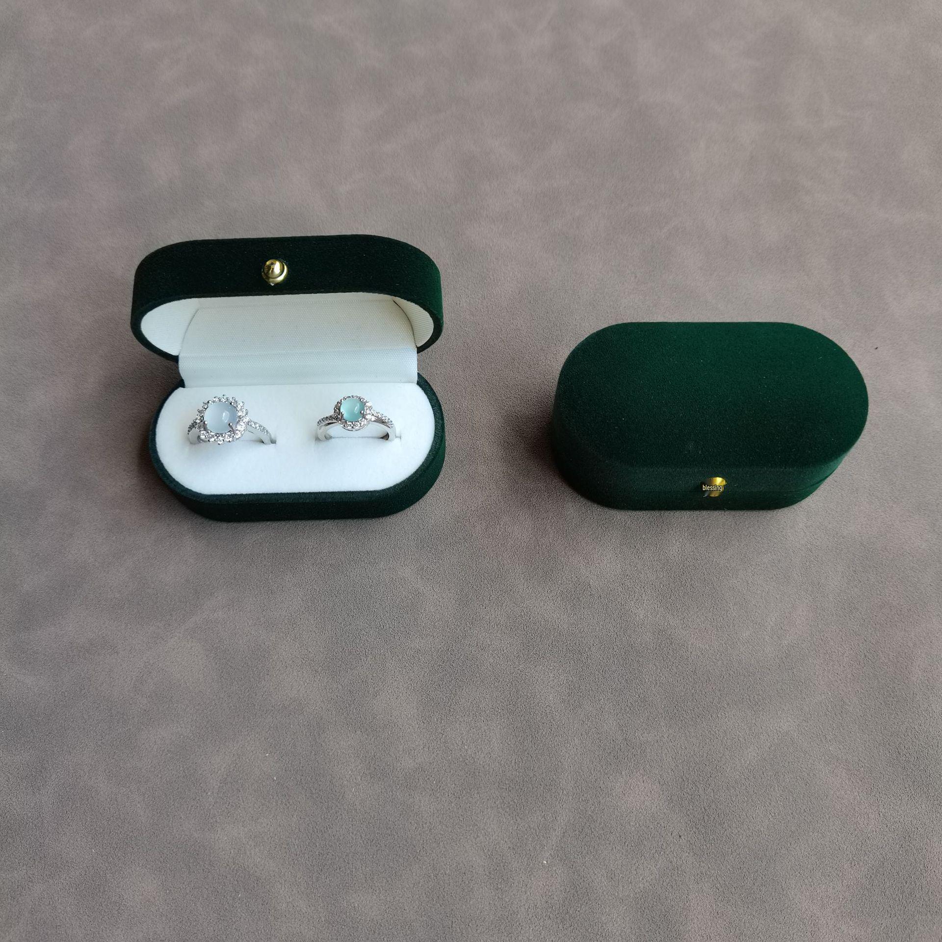 

Овальная бархатная подарочная коробка для колец и серег