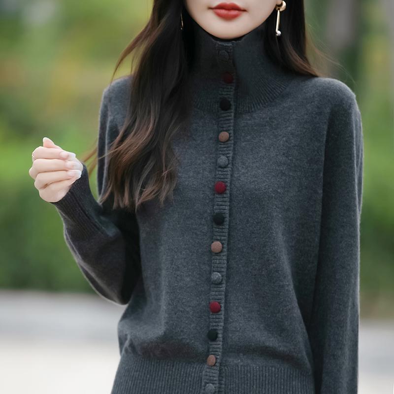 Lekki kardigan damski wykonany w 50% z wełny i w 50% z jedwabiu morwowego – uniwersalny sweter na 4 pory roku zapewniający całoroczny komfort i styl