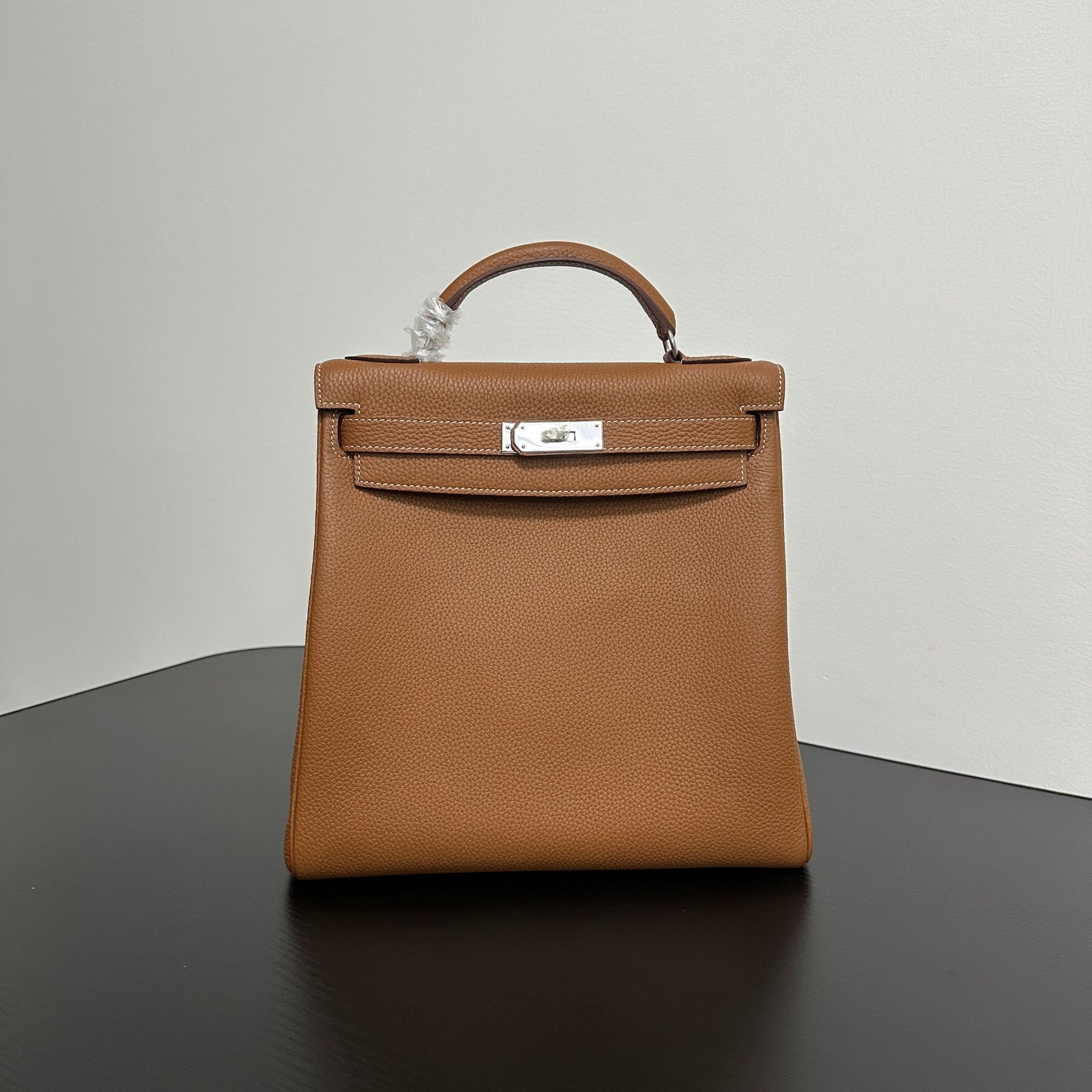 

Leather women s bag 2025 new style steel hardware high-end wide shoulder strap neutral backpack 28x28x12cm коричневий