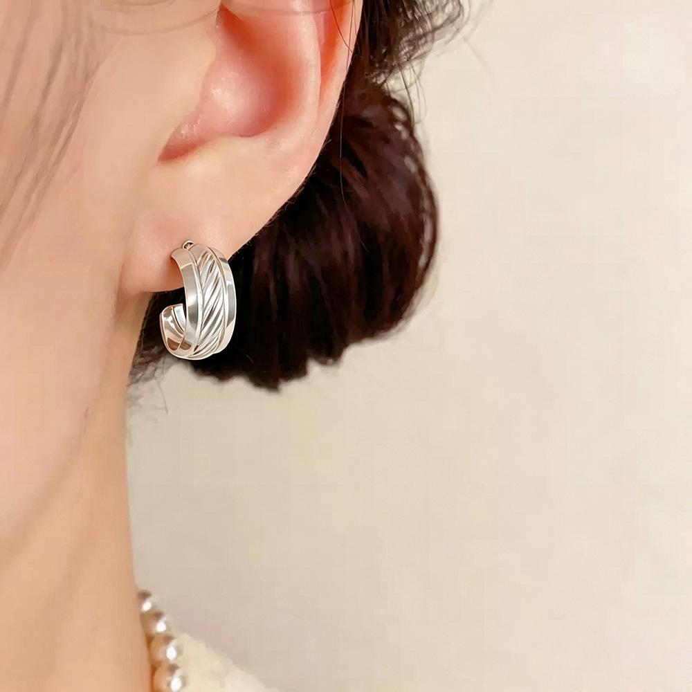 Elegant Geometric C-Shaped Hollow Earrings for Women - Stylish High-End Design
