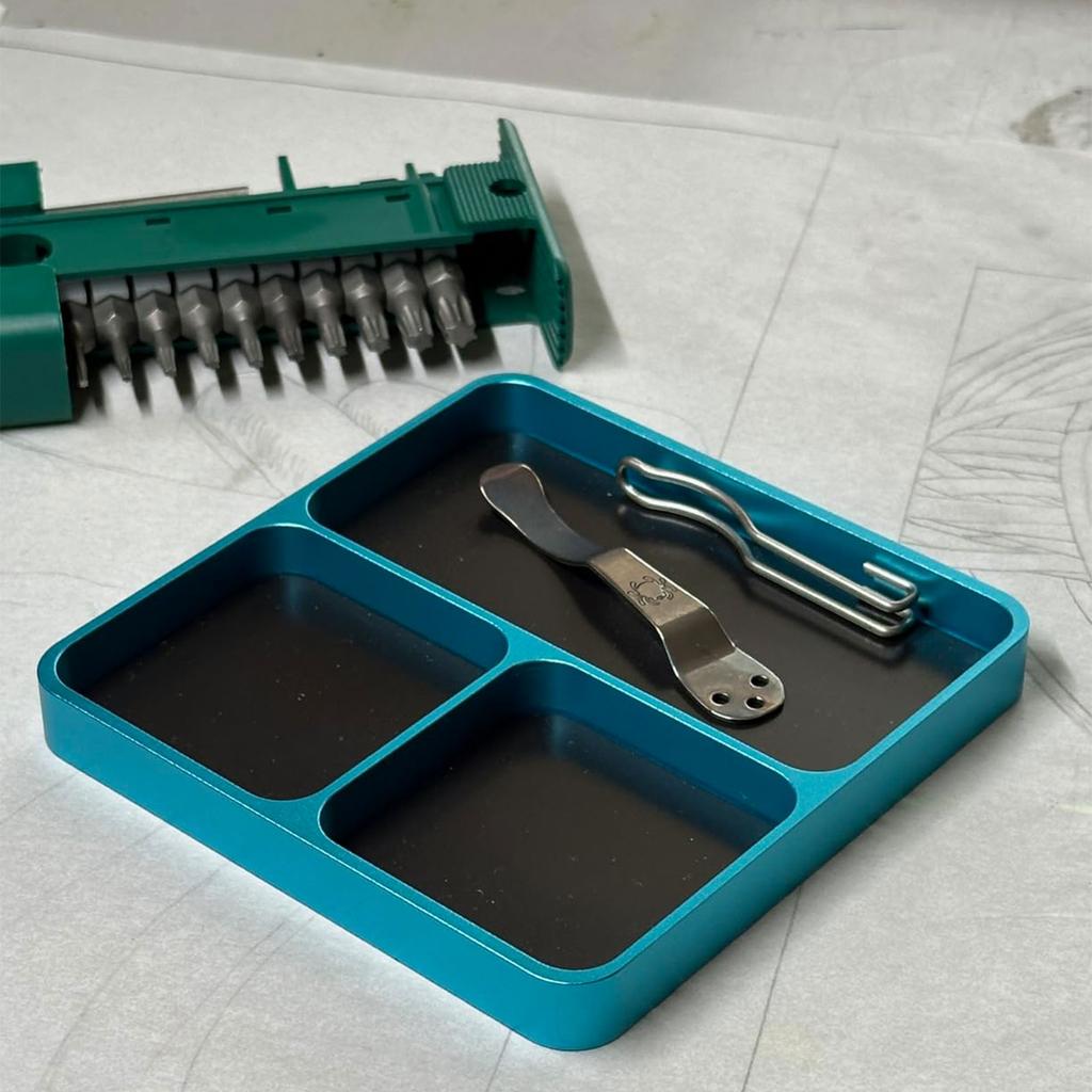 Magnetyczna taca na narzędzia ze stopu aluminium do naprawy części samochodów modelarskich i organizacji drobnych elementów metalowych. Kompaktowa przenośna konstrukcja z bezpiecznym schowkiem.