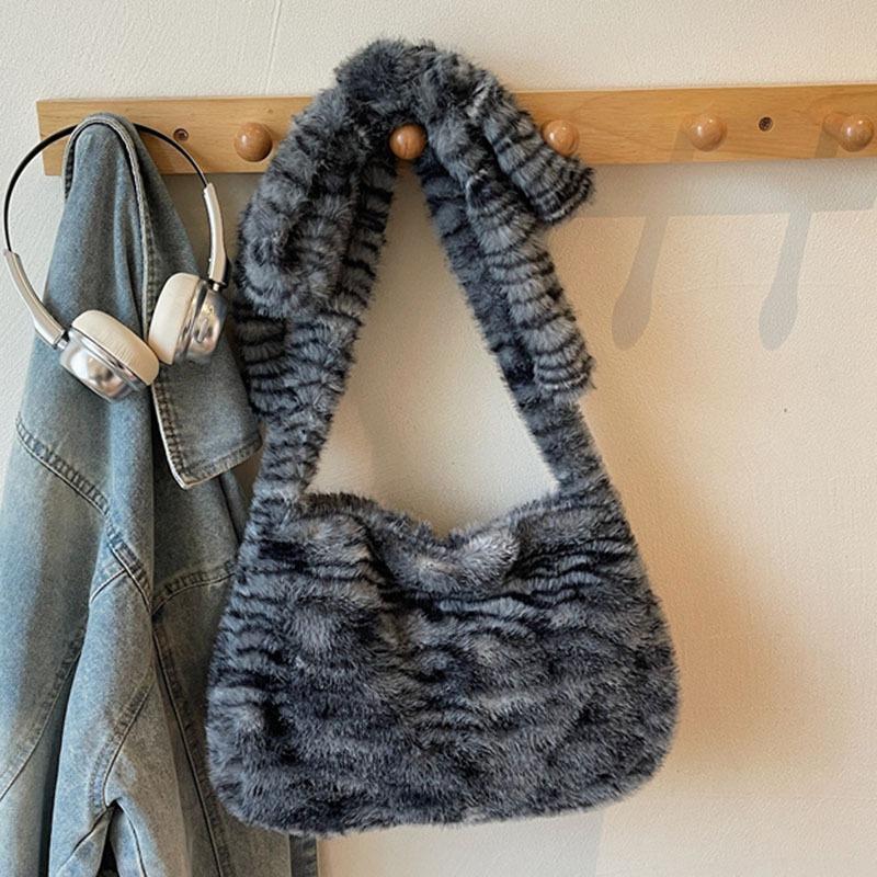 Casual commuter tote bag women's autumn new high-end texture plush personalized shoulder armpit bag