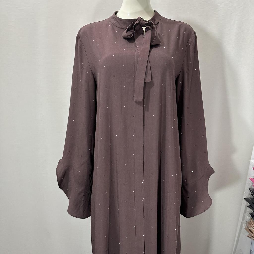 Glitzerndes Langarmkleid mit Rundhalsausschnitt und Bindedetail am Rücken