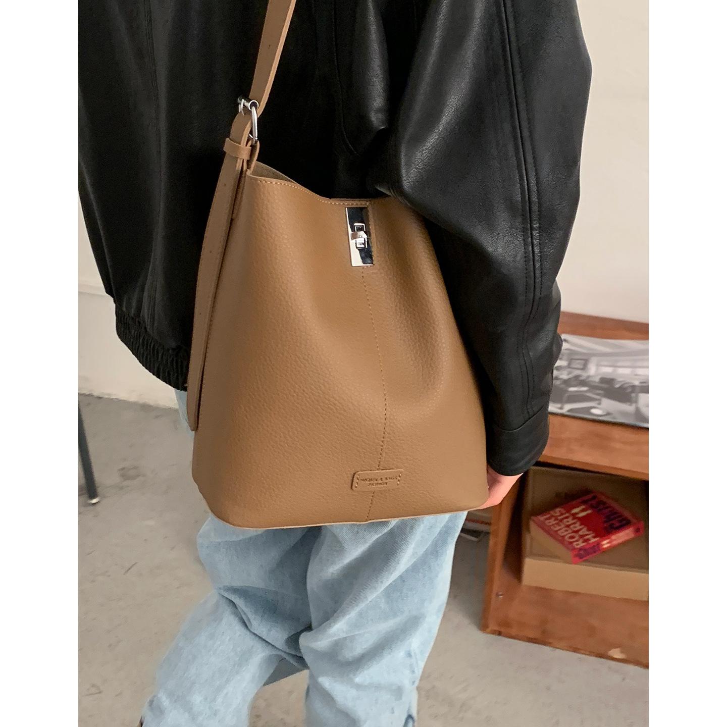 

Retro large-capacity underarm bag women s 2025 new simple bucket bag high-end one-shoulder crossbody commuter bag коричневый