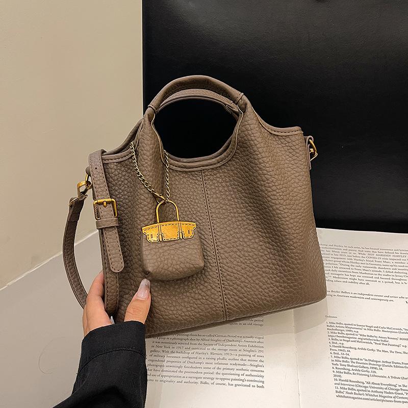 

Ретро стиль большой емкости 2024 новый повседневный плечевой тоут-ведро усовершенствованный иностранный стиль нишевый плечевой портативный