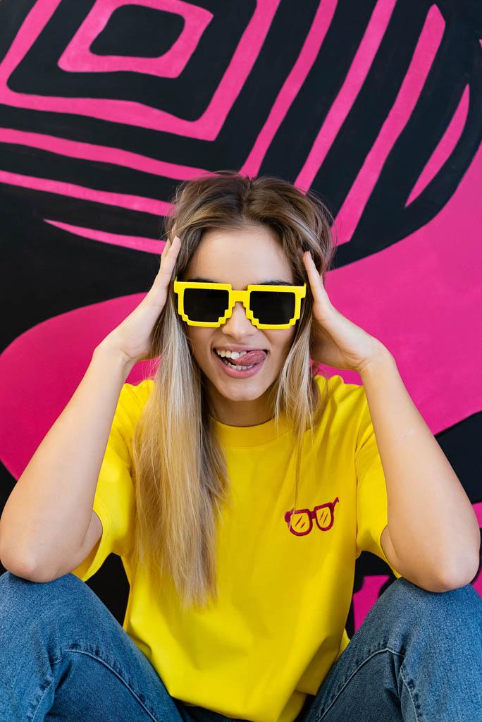 Żółta Koszulka Oversized Z Modnym Motywem Okularów, Stylowa I Wygodna, M