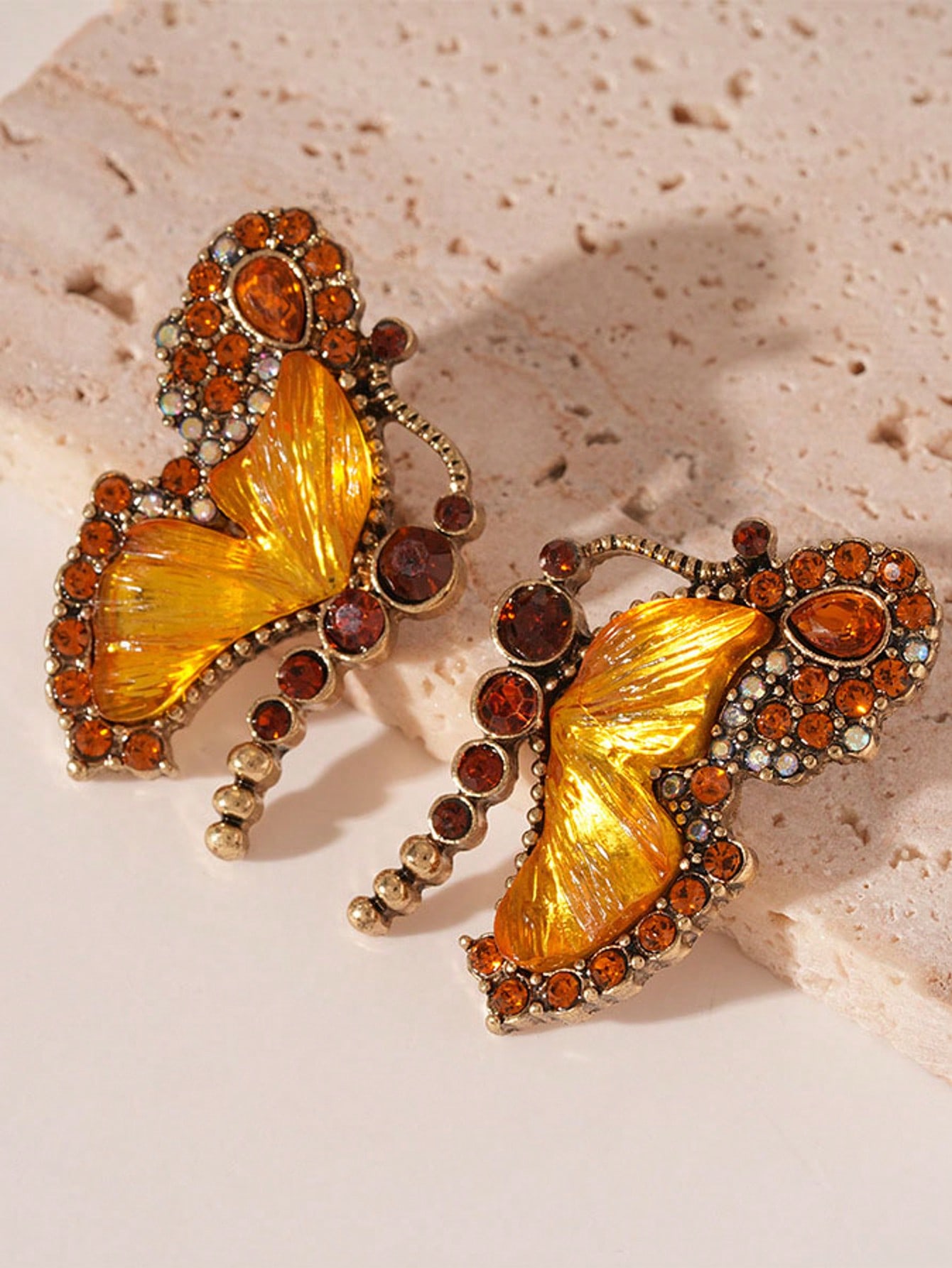 

A pair of elegant vintage butterfly glass bead earrings, paired with a gold-plated zinc alloy pendant, suitable for women s everyday wear.