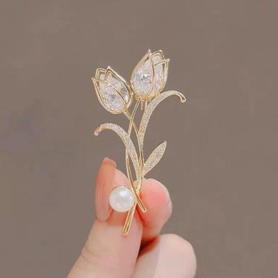 Luxusní brož s tulipánem a perlou - elegantní květinový odznak do kostýmu