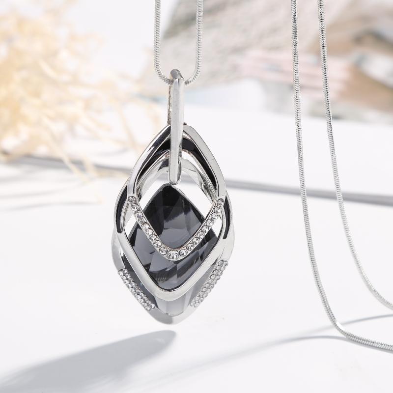 Modische unregelmäßige geometrische graue Kristallkette für Damen, elegante lange Anhänger-Winterpulloverkette, Schmuck