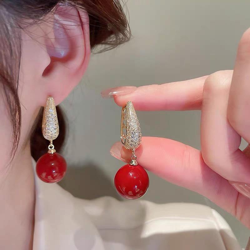 

Жемчужные серьги в стиле Одри Хепберн: Французская ретро-роскошь, мода в стиле «красный ниш»