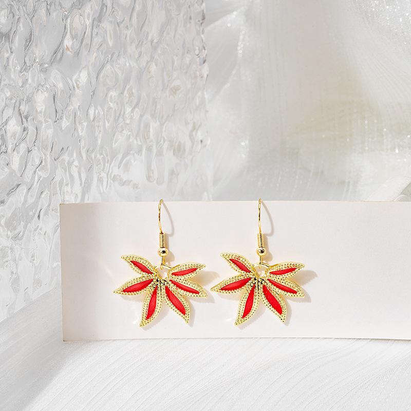 Серьги-гвоздики  Маленький свежий кленовый лист  в стиле ретро-дворца, с металлическим блеском,个性, преувеличенные, модные, для женщин