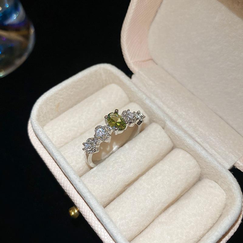 Olive Green Oval Diamond Inlaid Open Ring: Exquisite High-End Commuting Jewelry for Women