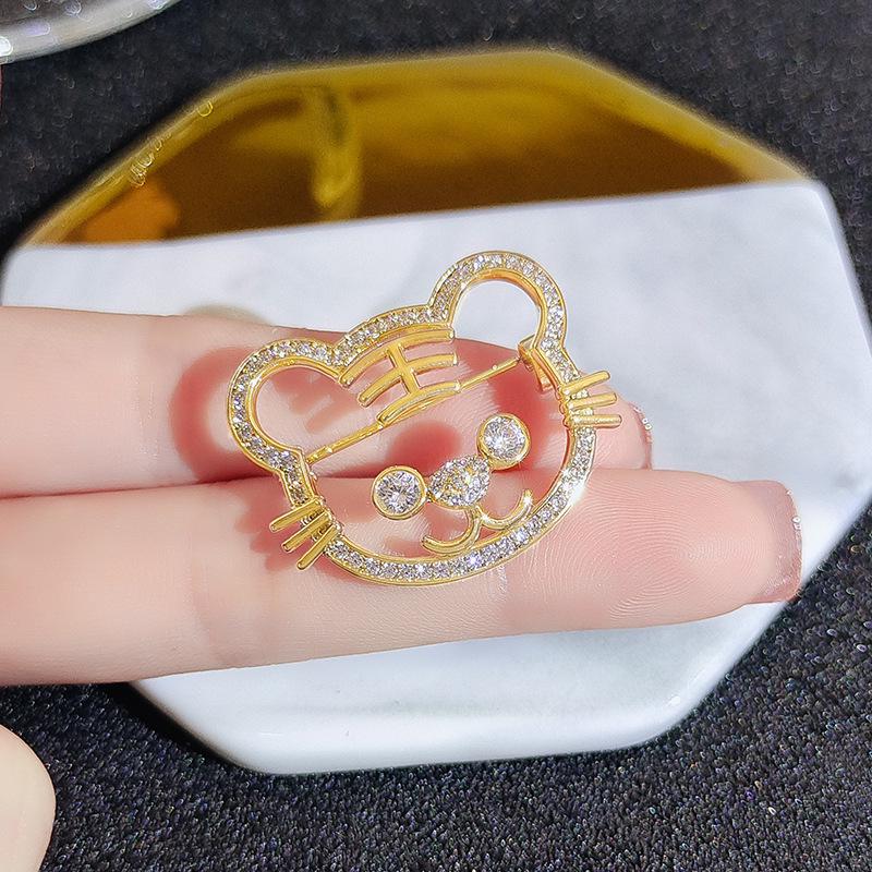Chic Rabbit Brooch: Trendy Anti-Exposure Pin for Sweaters & Cardigans